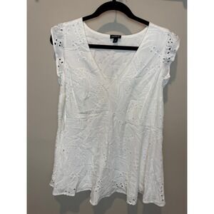 Torrid White Eyelet Embroidered V-Neck Sleeveless Top Blouse Size 0 Plus‎ Size